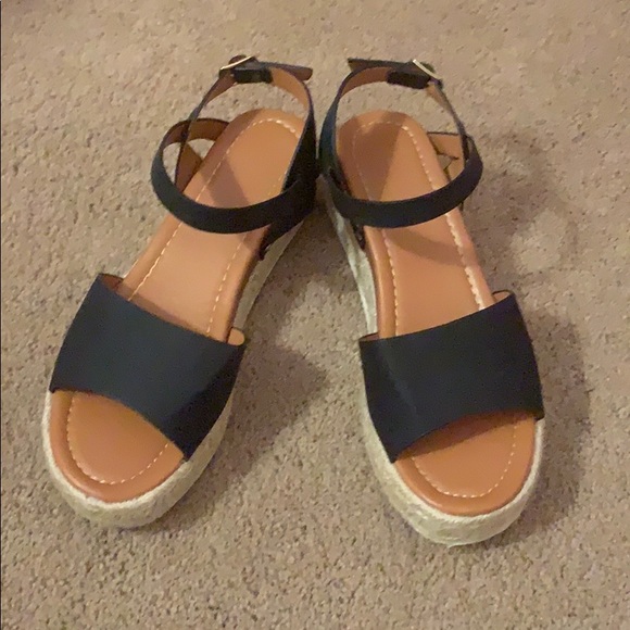 Black sandals size 8 barely worn, 2-3 times - Picture 1 of 2